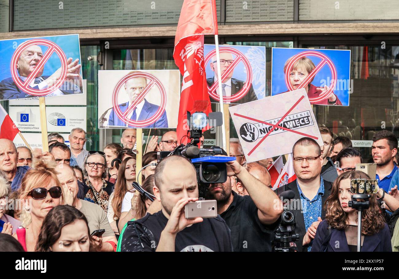 26.07.2017., Warsaw, Poland - The European Union's executive remains open to triggering sanctions against Poland for limiting judicial independence despite the Polish president Andrzej Duda's veto of parts of a controversial legal overhaul. Protesters were showing their displeasure with the conservative government's policies, especially with the legal overhaul. Youth-heavy far-right organizations National Radical Camp (ONR) and the National Movement protesters in front of the European Commission Representation office and shouted 'Moscow yesterday, Brussels today'. Photo: Robert Mijic/HaloPix/P Stock Photo