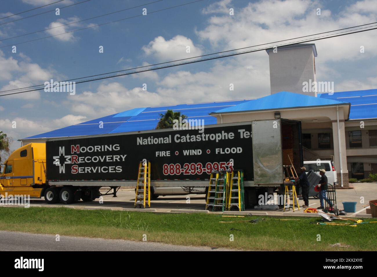 Blue tarp roof hires stock photography and images Alamy