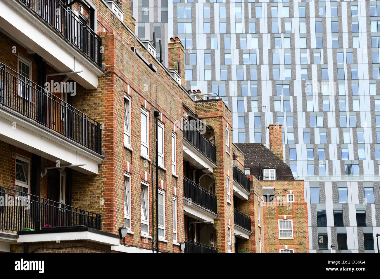 Carter House flats on Brune Street in Spitalfields contrasting with backdrop of offices in the City of London Stock Photo