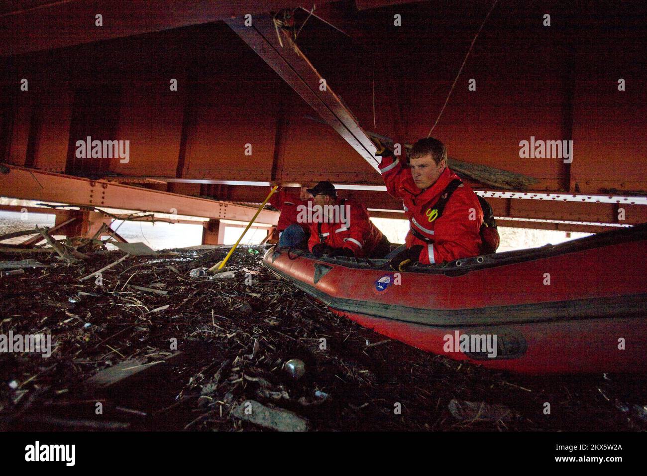 Flooding - Fargo, N. D. , April 14, 2009   Valley Water Rescue member, Chris Grossl and rest of team search a floating debris pile under the Fargo- Moorhead bridge for a missing victim, following flooding on the Red River. Andrea Booher/FEMA. North Dakota Severe Storms and Flooding. Photographs Relating to Disasters and Emergency Management Programs, Activities, and Officials Stock Photo