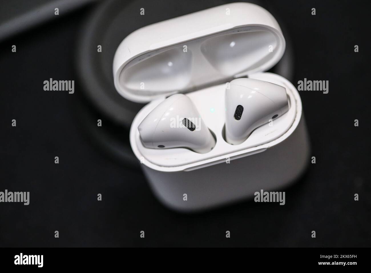 Orlando, FL/USA-12/6/19: An Apple store display of AirPods and Beats  wireless headphones Stock Photo - Alamy