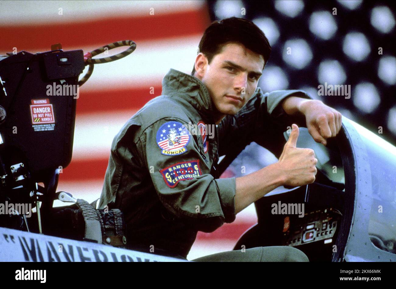 TOP GUN Kelly McGillis and Tom Cruise classic pose on airfield 8x10 inch  photo