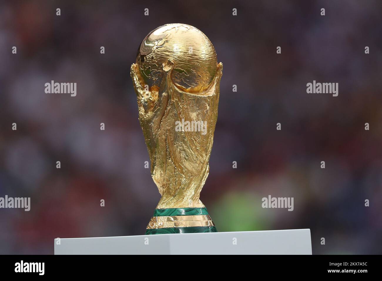 Moscow, Russland. 15th July, 2018. Philipp Lahm (World Champion 2014 with  Germany) brings the World Cup trophy to the award ceremony. GES/Football/World  Championship 2018 Russia, Final: France- Croatia, 15.07.2018  GES/Soccer/Football, World Cup