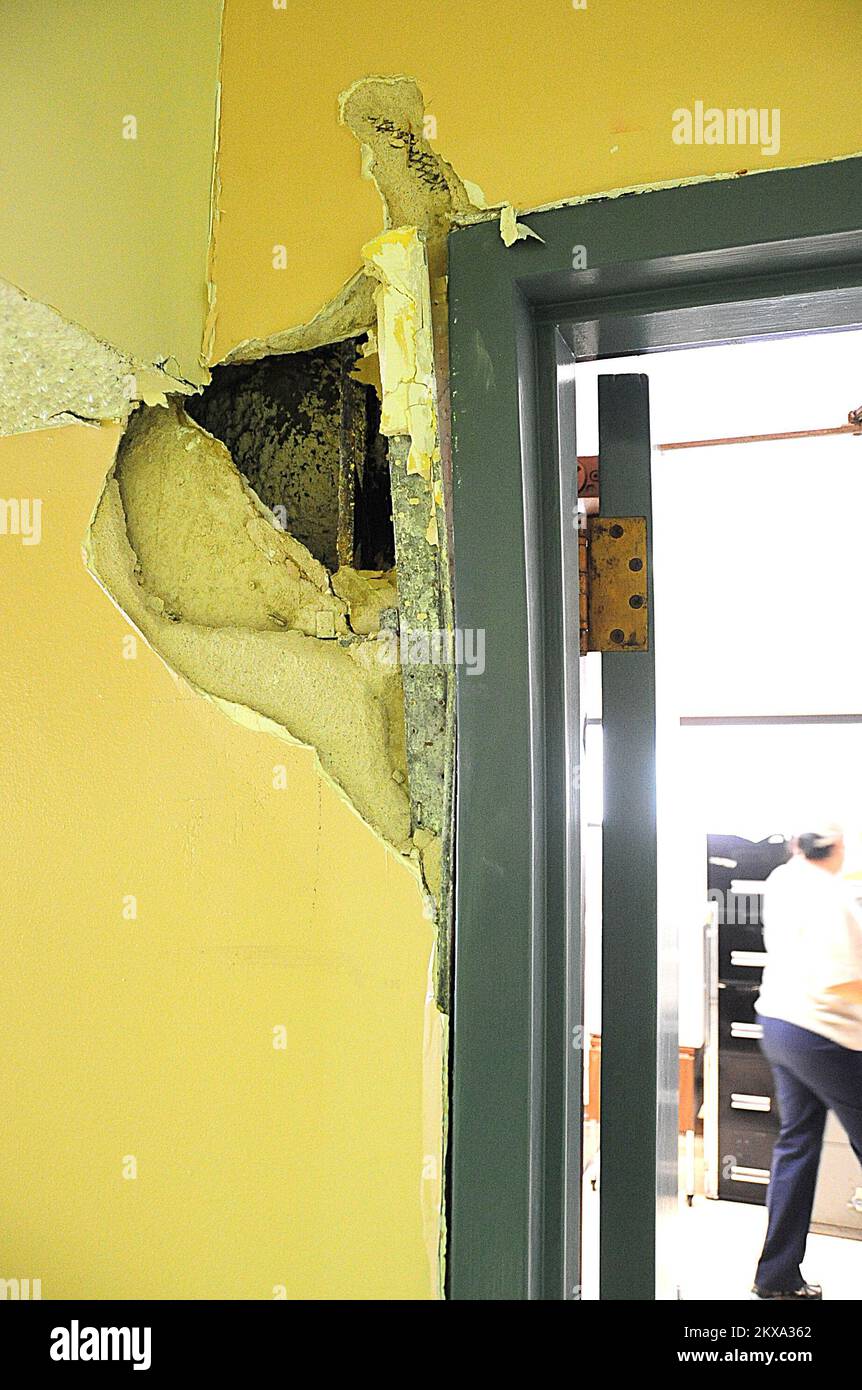 Earthquake Calexico, Calif. , June 18, 2010 At the United States Port of entry, doorways to