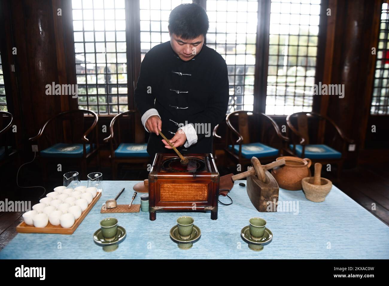 (221130) -- CHANGXING, Nov. 30, 2022 (Xinhua) -- Lin Ruiyang, an inheritor of Zisun tea making techniques, boils tea in a traditional way in Changxing County, east China's Zhejiang Province, Nov. 30, 2022. Zisun tea, produced in the county, has a history of more than 1,000 years. It was designated as the tribute tea in the Tang Dynasty (618-907). (Xinhua/Xu Yu) Stock Photo