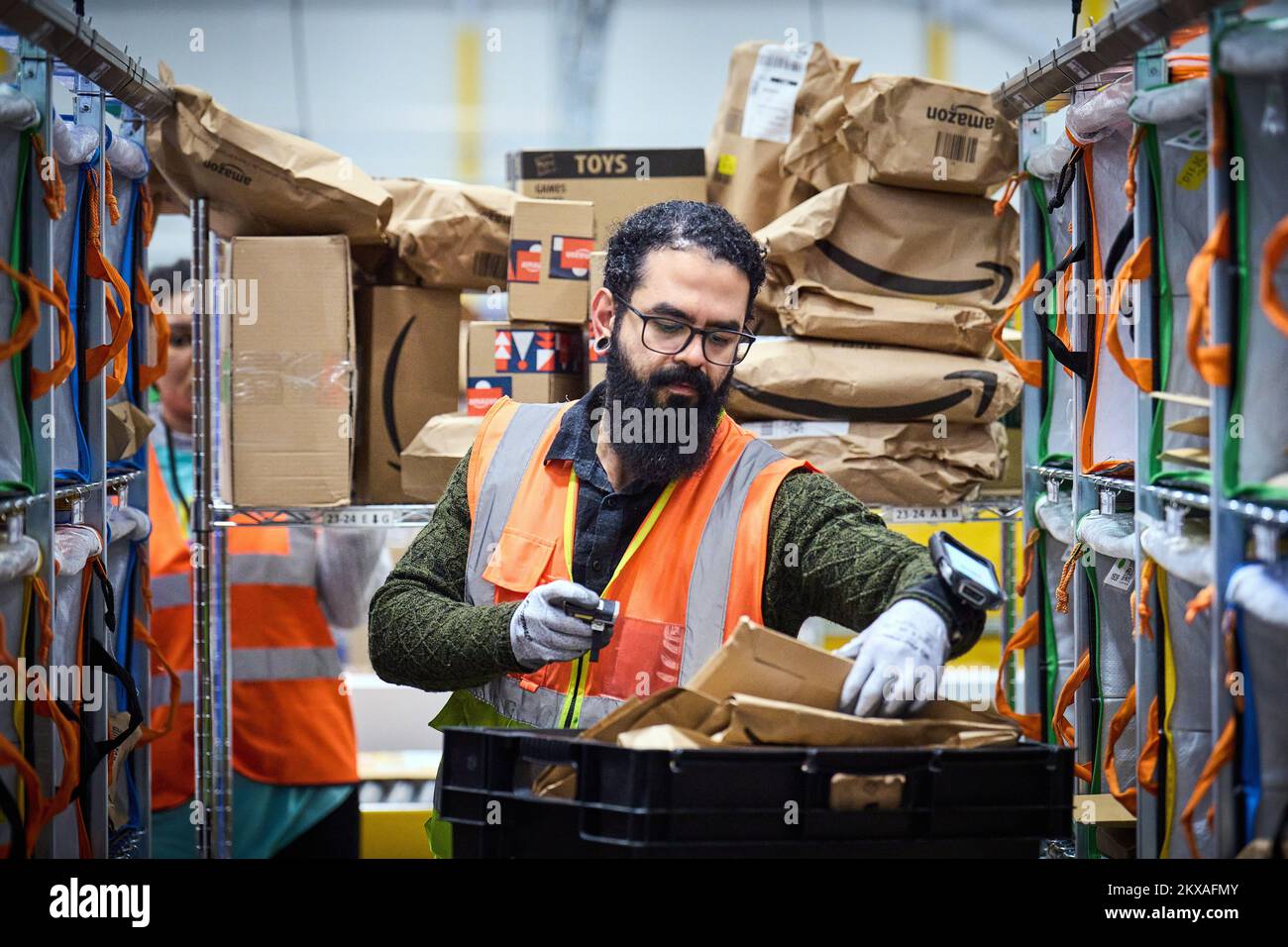 ROZENBURG Crowds on the work floor of the Amazon delivery station