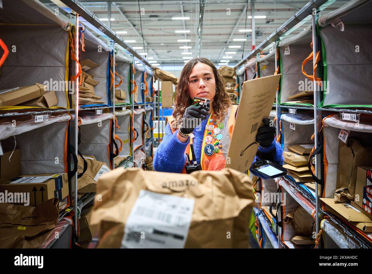 ROZENBURG Crowds on the work floor of the Amazon delivery station