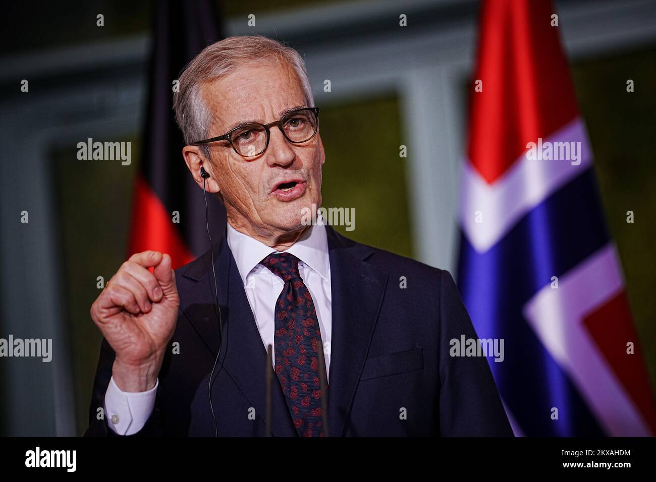 Berlin, Germany. 30th Nov, 2022. Jonas Gahr Støre, Prime Minister of Norway, gives a press conference after talks with the Chancellor. Credit: Kay Nietfeld/dpa/Alamy Live News Stock Photo