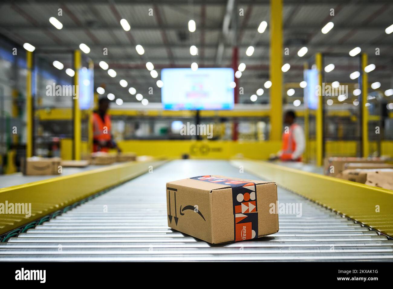 ROZENBURG Crowds on the work floor of the Amazon delivery station