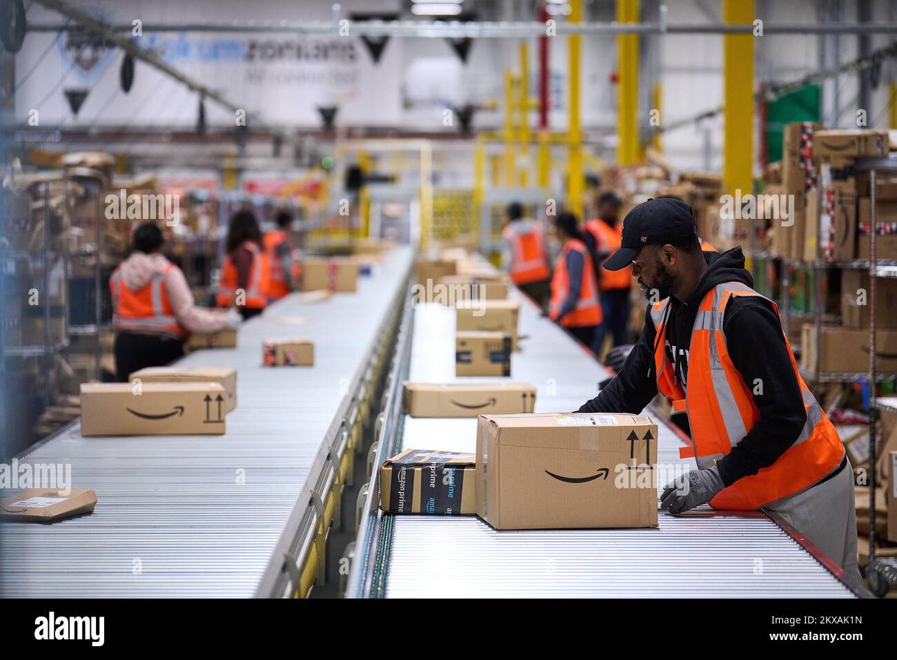ROZENBURG Packages on the conveyor belts of the Amazon delivery