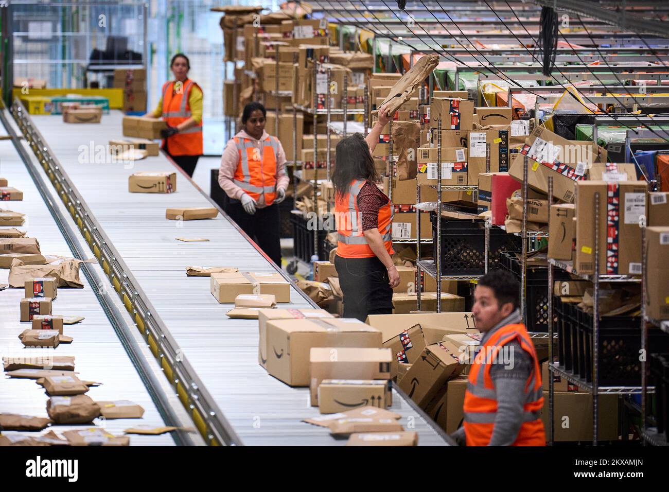 ROZENBURG Crowds on the work floor of the Amazon delivery station