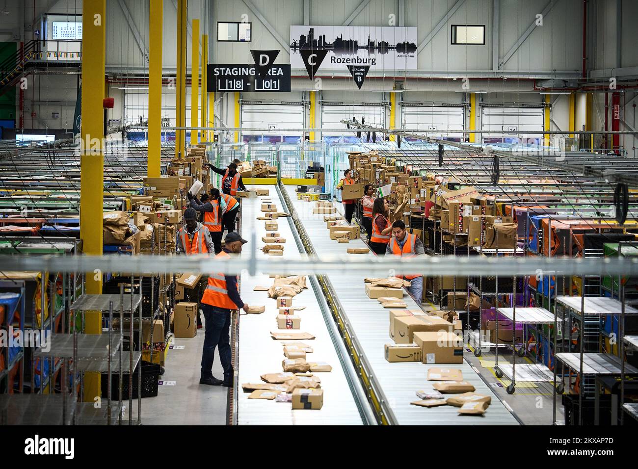ROZENBURG Crowds on the work floor of the Amazon delivery station