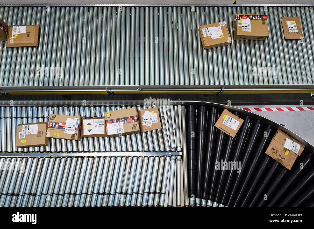 ROZENBURG Crowds on the work floor of the Amazon delivery station