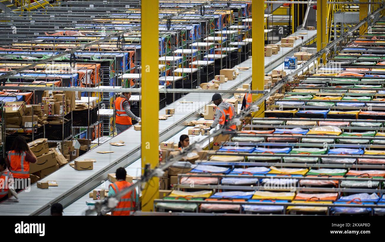 ROZENBURG Crowds on the work floor of the Amazon delivery station