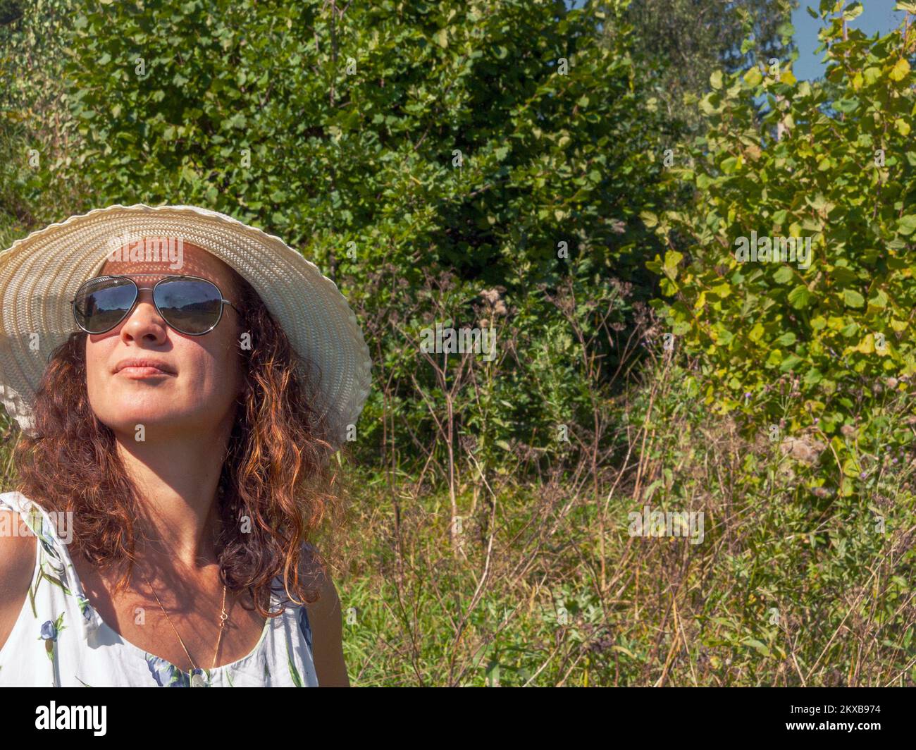Woman wearing wide brimmed hat hi-res stock photography and images - Alamy