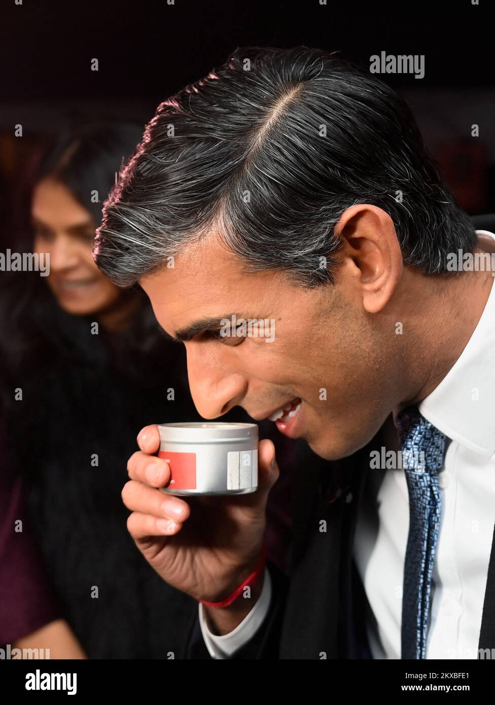 Prime Minister Rishi Sunak smells a candle as he and wife Akshata Murty visit a food and drinks market as Mr Sunak hosts a festive showcase at Downing Street, London, in the form of a street market to champion businesses from across the UK ahead of Small Business Saturday. Picture date: Wednesday November 30, 2022. Stock Photo