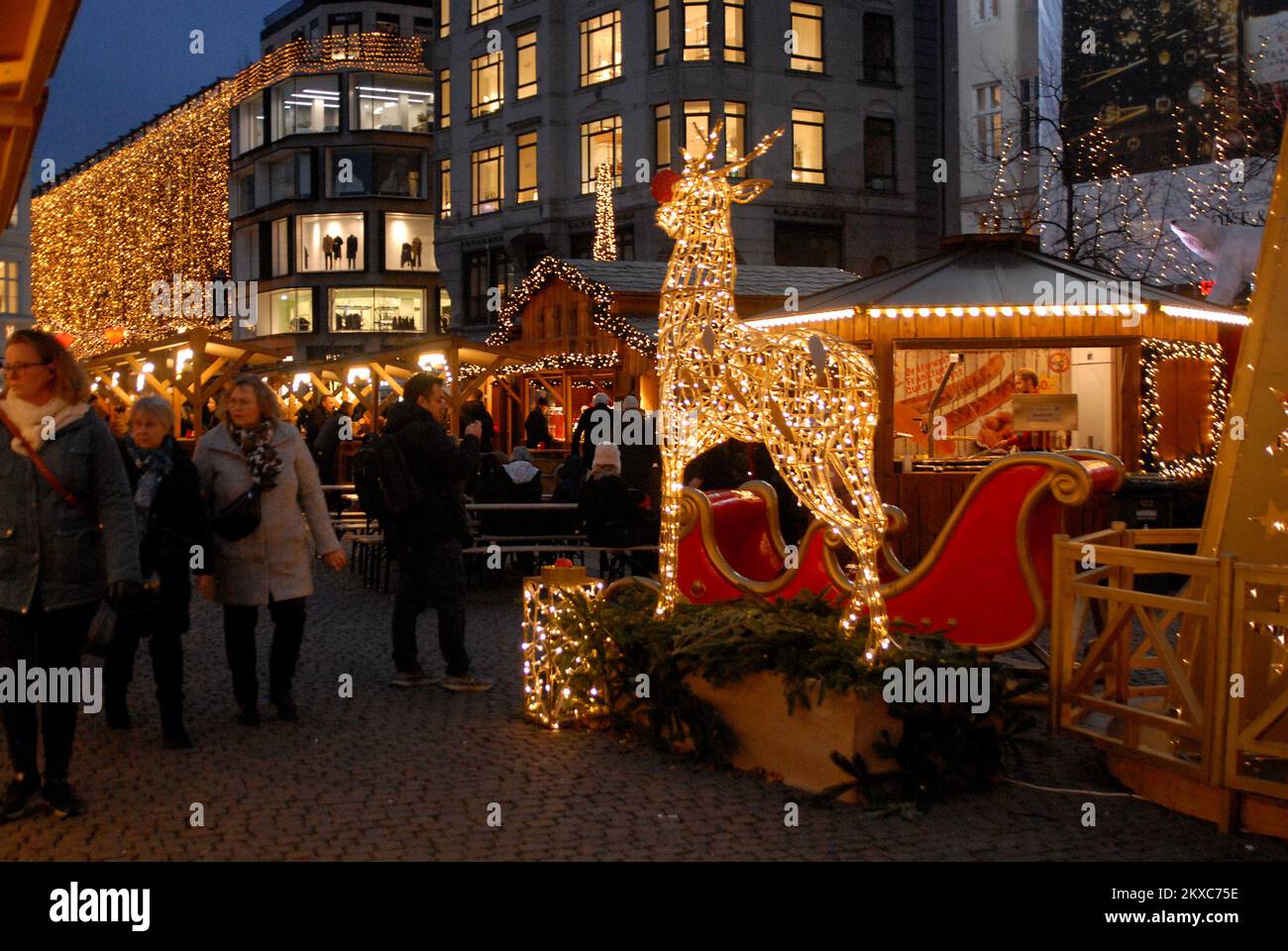 Copenhagen/Denmark/30 November 2022/ Christms visitors and tourists at Christmas market at Hojbro plads in danish capital.  (Photo. Francis  Dean/Dean Pictures) Stock Photo