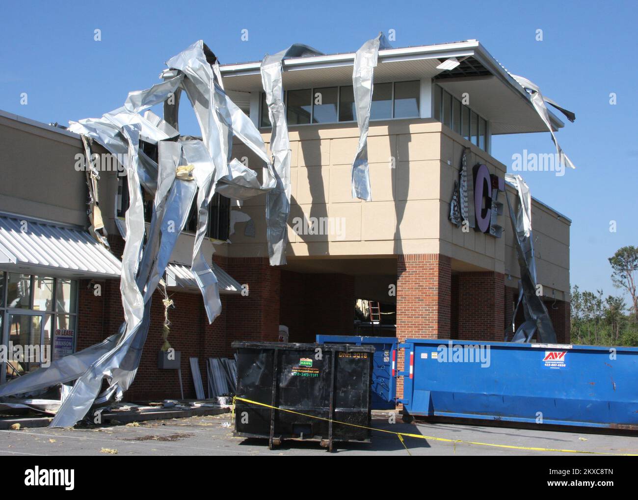 Tornado Ringgold Ga May 5 11 The Ace Hardware Store Is Wrapped In Aluminum Siding That Flew Through The Air From The Powerful Tornado That Struck Catoosa County On April