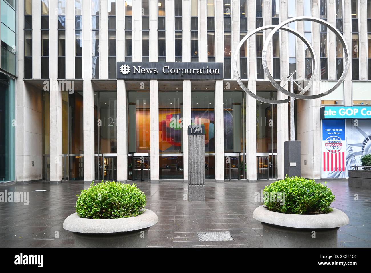 NEW YORK - 24 OCT 2022: The News Corporation Building at 1211 Avenue of the Americas, Manhattan. Stock Photo