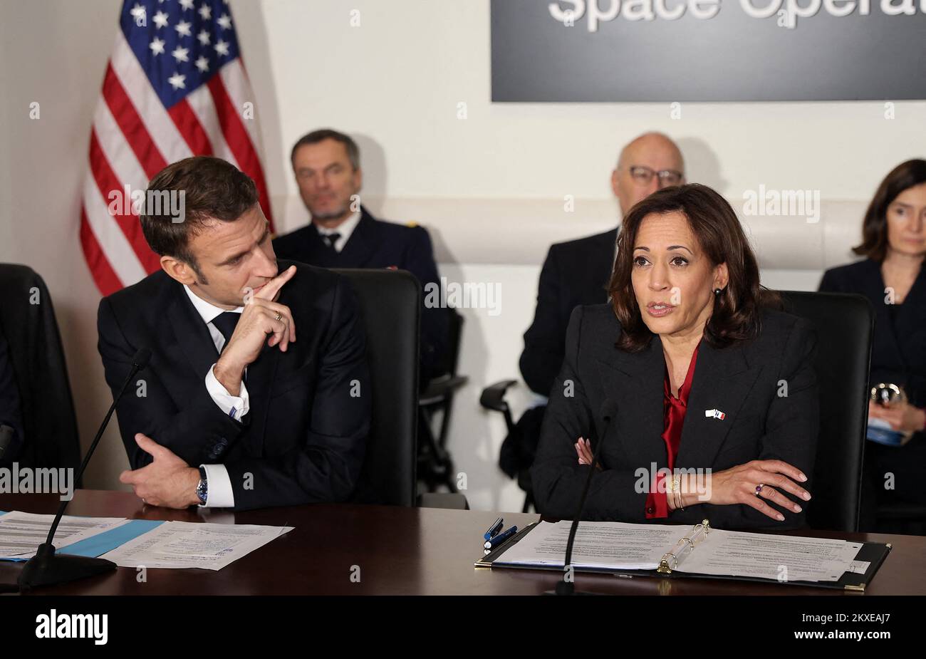 Emmanuel Macron et Kamala Harris - Le président de la République française E.Macron participe à une réunion de travail sur la coopération spatiale au siége de la NASA à Washington, le 30 novembre 2022. © Dominique Jacovides / Bestimage The President of the French Republic E. Macron takes part in a working meeting on space cooperation at NASA headquarters in Washington, November 30, 2022. Photo by Dominique Jacovides/Pool/ABACAPRESS.COM Stock Photo