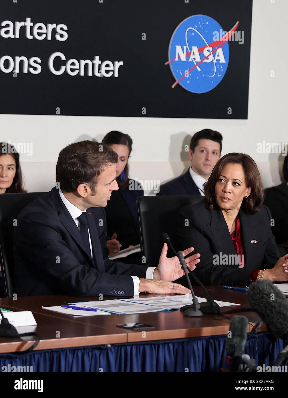 Emmanuel Macron et Kamala Harris - Le président de la République française E.Macron participe à une réunion de travail sur la coopération spatiale au siége de la NASA à Washington, le 30 novembre 2022. © Dominique Jacovides / Bestimage The President of the French Republic E. Macron takes part in a working meeting on space cooperation at NASA headquarters in Washington, November 30, 2022. Photo by Dominique Jacovides/Pool/ABACAPRESS.COM Stock Photo