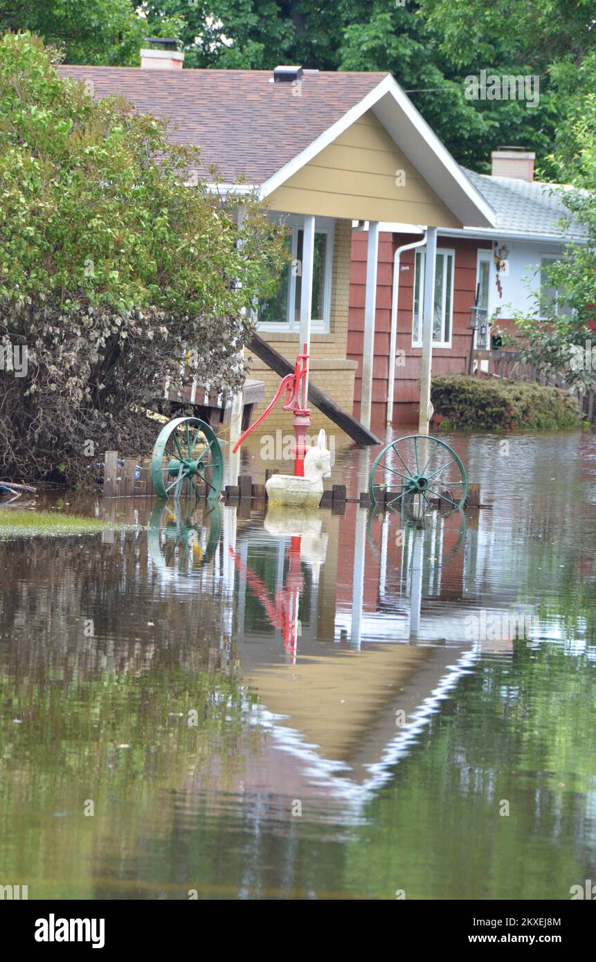 Flooding Minot, N. D. , July 6, 2011 Flooded house in Minot, North