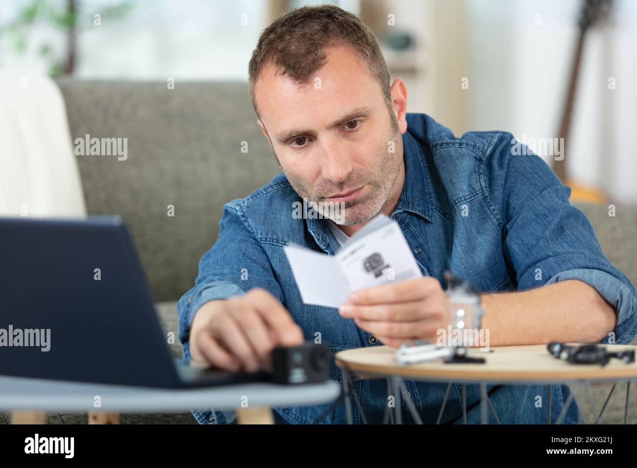 man setting up an action camera Stock Photo Alamy
