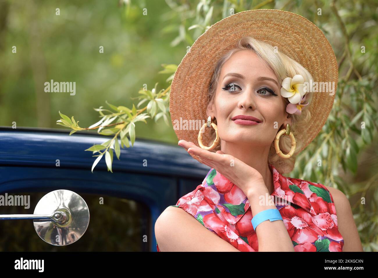 Girls posing photo after hi-res stock photography and images - Alamy