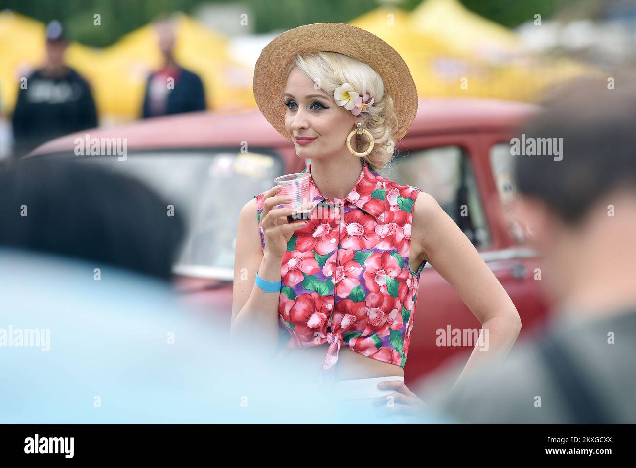 Girls posing photo after hi-res stock photography and images - Alamy