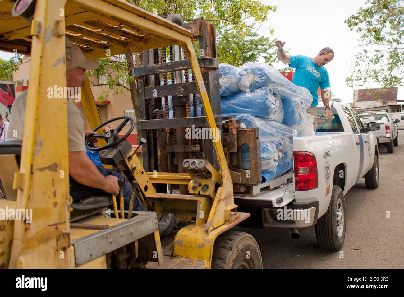 FEMa and PREMA distribute blue tarts. Puerto Rico Hurricane Irene. Photographs Relating to Disasters and Emergency Management Programs, Activities, and Officials Stock Photo