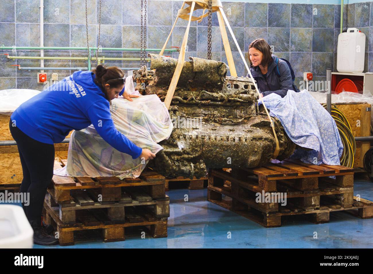 Rolls-Royce Merlin aircraft engine arrived in conservation workshop of ...