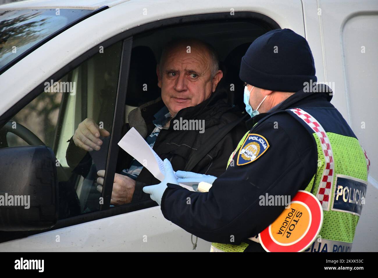 Police on checkpoints between Brod-Posavina County and Pozega 