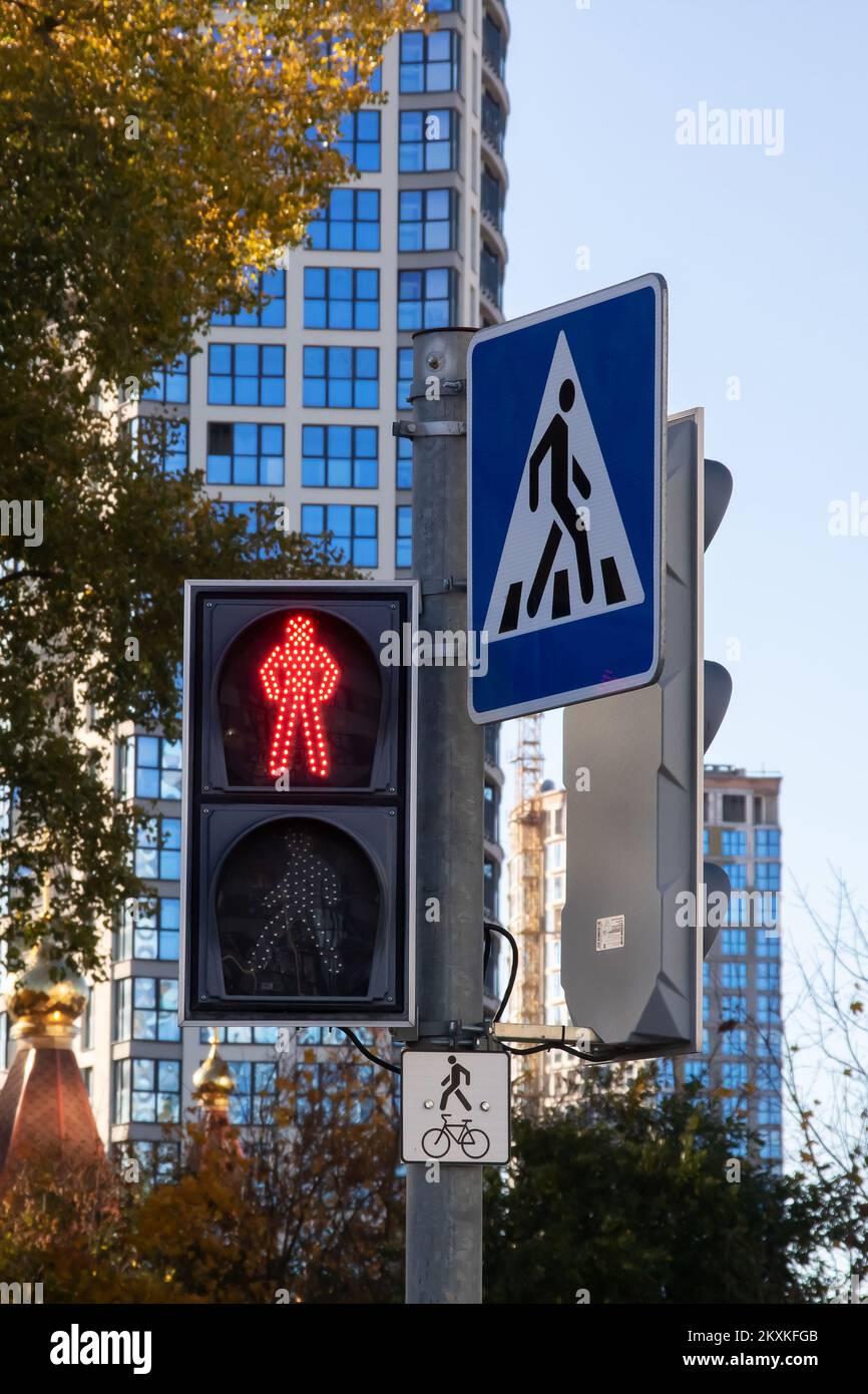 Traffic light pedestrians close up hi-res stock photography and images ...