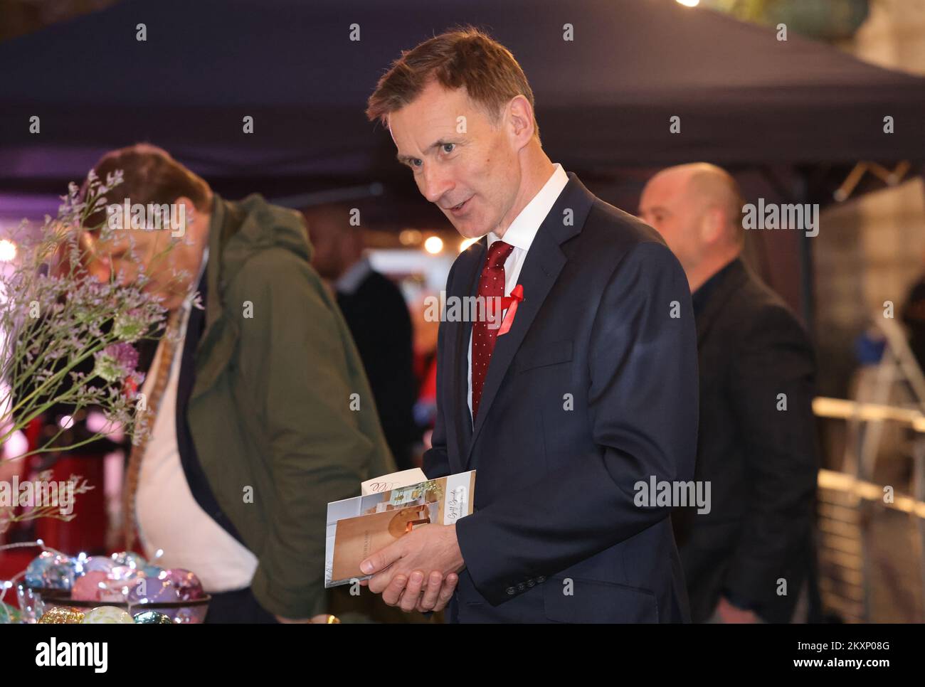 Jeremy Hunt, Chancellor of the Exchequer, come out of no. 11, to chat to stallholders at the Downing Street Festive Showcase, London, UK Stock Photo