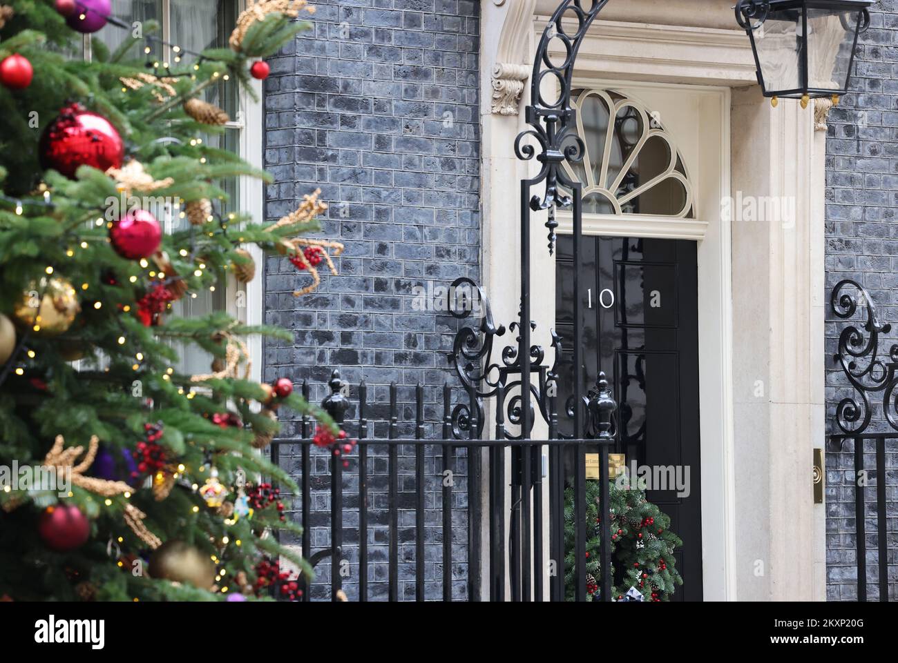 Christmas tree outside no. 10 Downing Street, home of the PM, 2022, UK Stock Photo