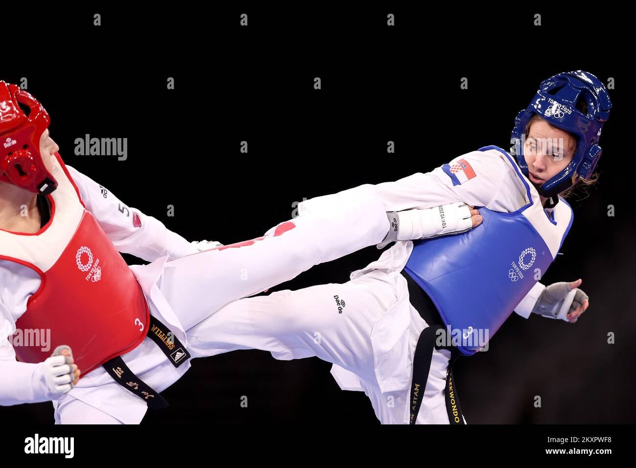 Matea Jelic (R) of Croatia competes against Lauren Williams of Great Britain during the Women's -67kg Taekwondo Final on day three of the Tokyo 2020 Olympic Games at Makuhari Messe Hall on July 26, 2021 in Chiba, Japan. Stock Photo