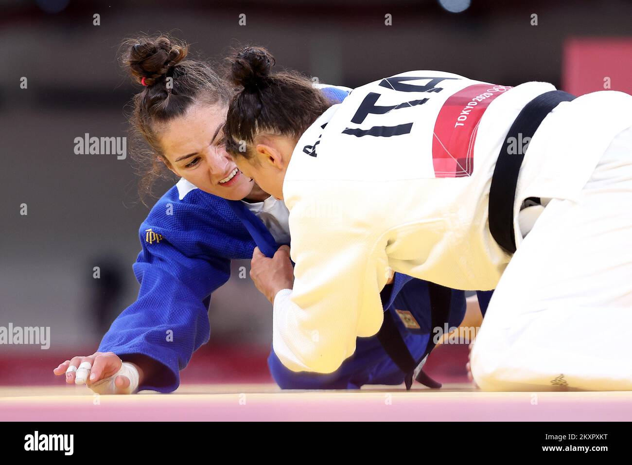 Barbara Matic (blue) of Croatia and Alice Bellandi (white) of Italy