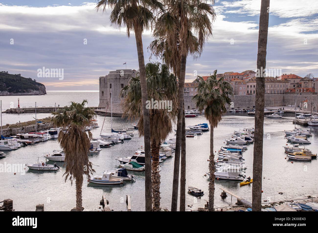 23.01.2022., Stara gradska jezgra, Dubrovnik - Temperature se spustaju i na krajnjem jugu Hrvatske. Stock Photo