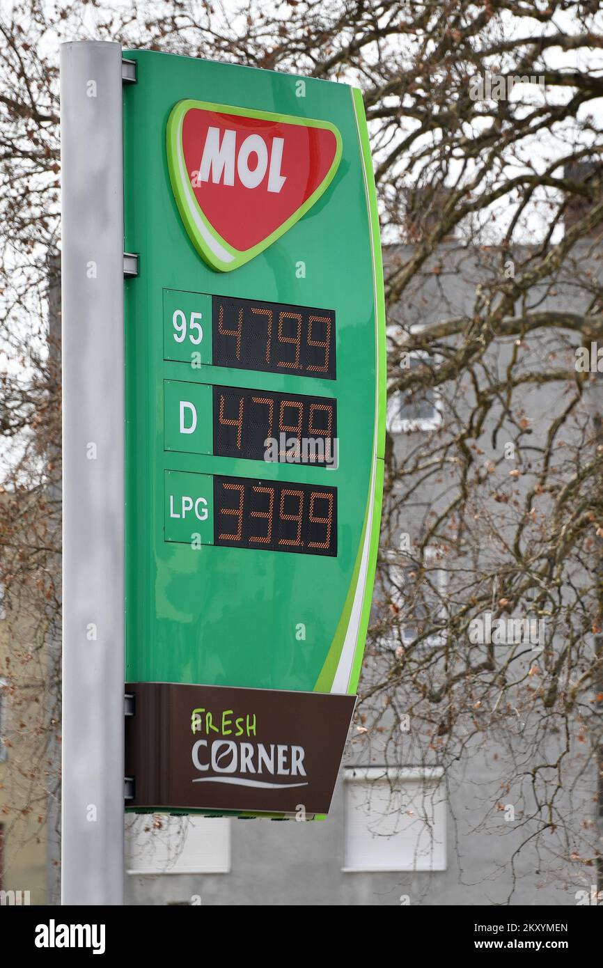 Croatians go to the neighboring country to buy fuel at gas stations in