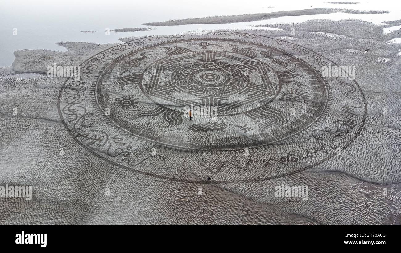 Fallers Draw Aerial photo of sand drawing made by artist Nikola Faller at Drava ...