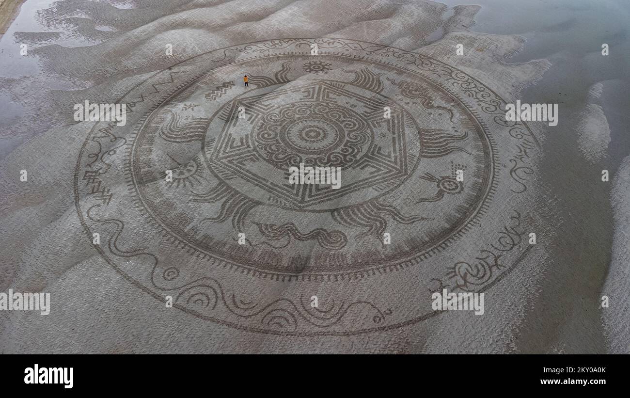 Fallers Draw Aerial photo of sand drawing made by artist Nikola Faller at Drava ...