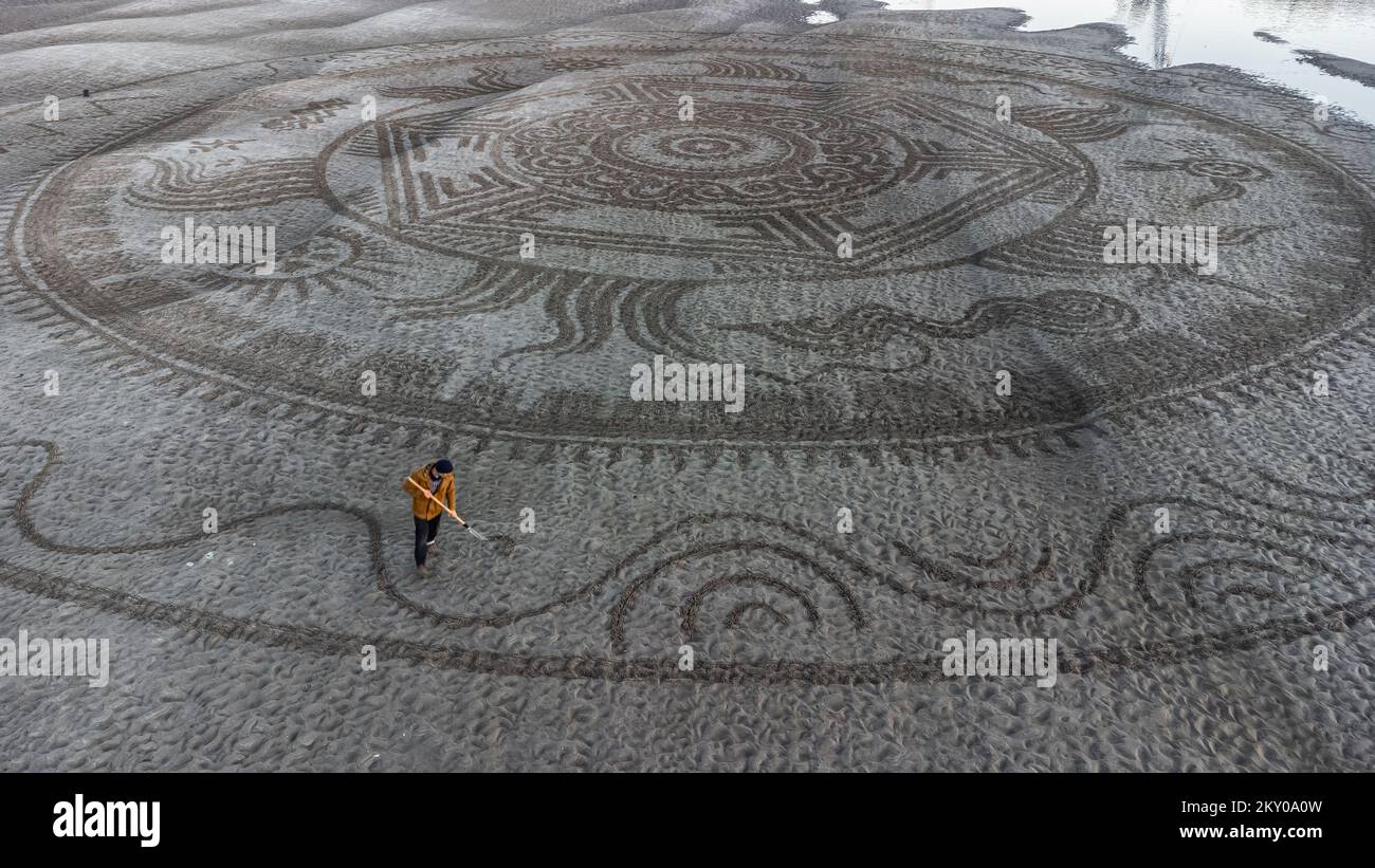 Fallers Draw Aerial photo of sand drawing made by artist Nikola Faller at Drava ...