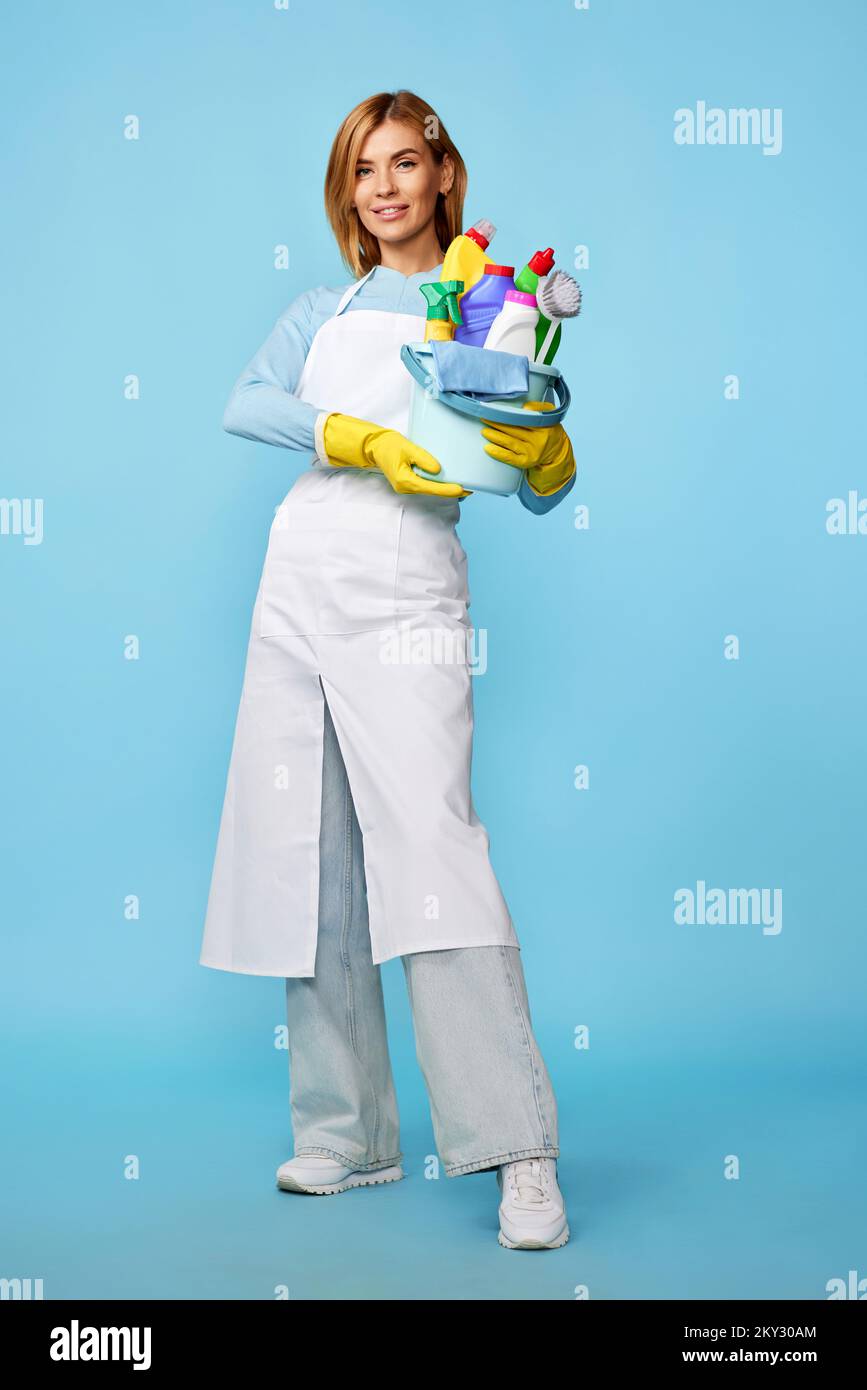 woman in rubber gloves and cleaner apron with cleaning supplies Stock ...