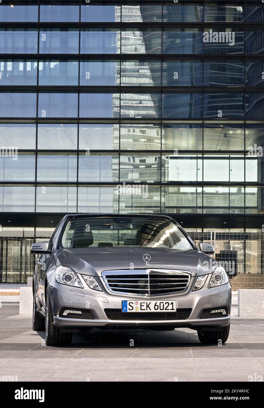 STRASBOURG, FRANCE - SEP 21, 2014: White Mercedes-Benz E Class taxi parked  on a rainy day in center of Strasbourg, place Kleber next to cafe Stock  Photo - Alamy