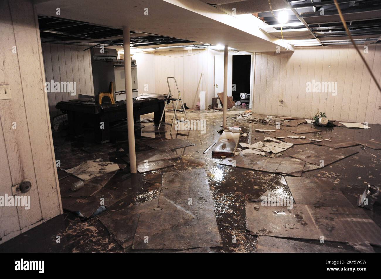 Basement contents hi-res stock photography and images - Alamy