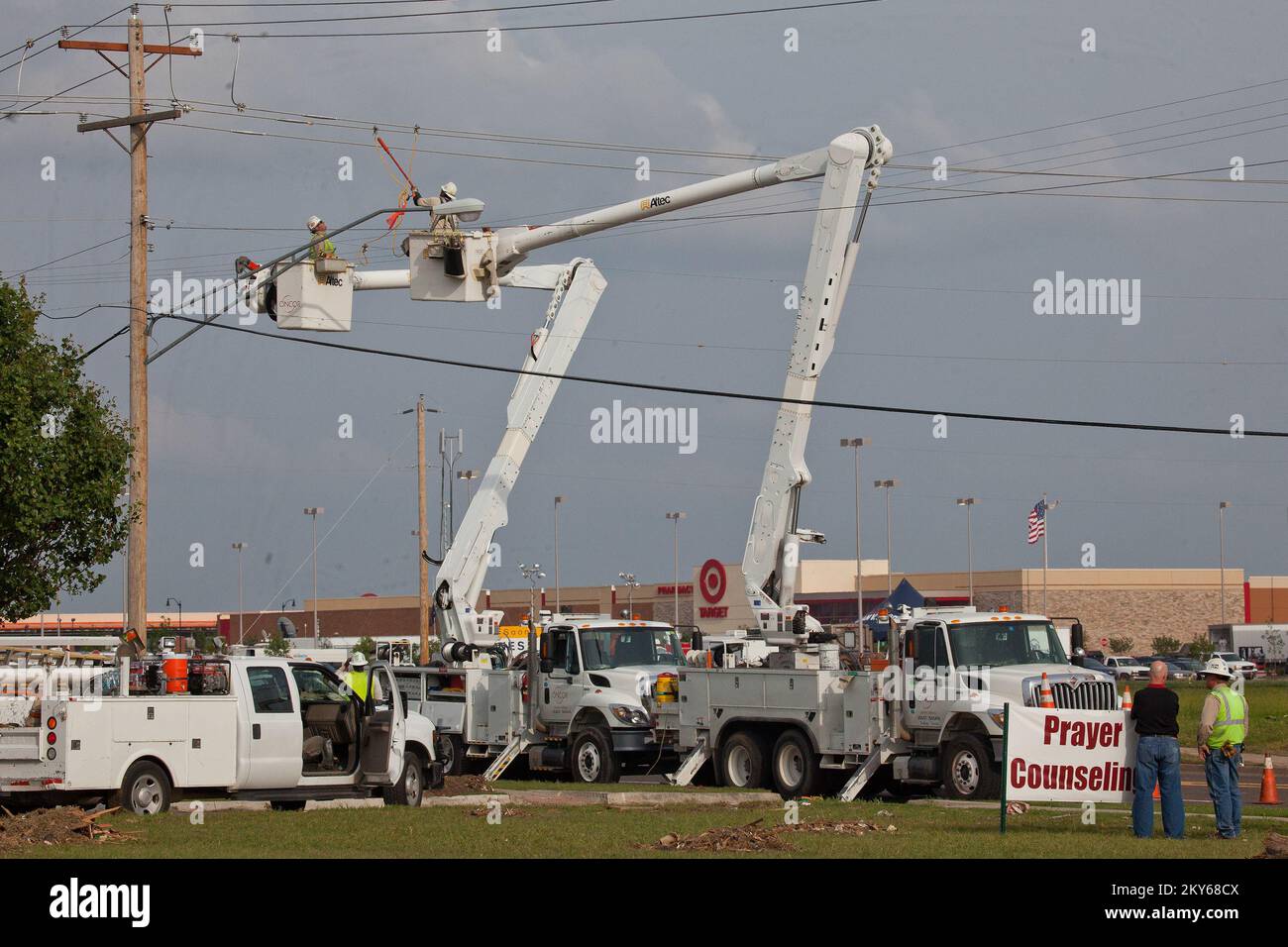 Moore, Okla., May 24, 2013   Power companies work to restore electricity in Moore, Oklahoma. The Moore area was struck by a F5 tornado on May 20th. Andrea Booher/FEMA.. Photographs Relating to Disasters and Emergency Management Programs, Activities, and Officials Stock Photo