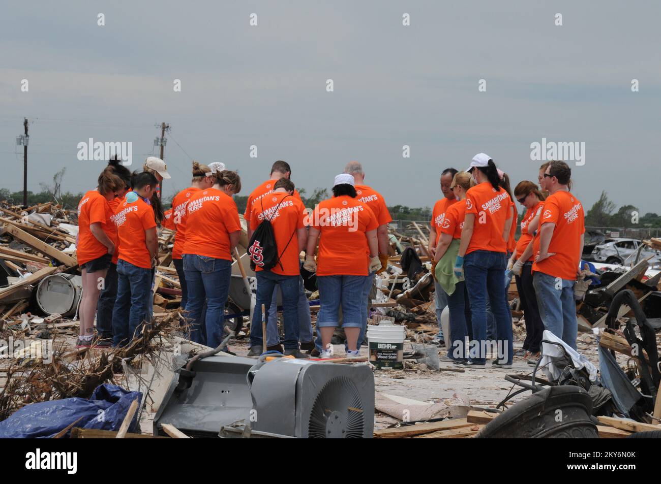 samaritans purse volunteers pause to pray photographs relating to disasters and emergency management programs activities and officials 2KY6N0K