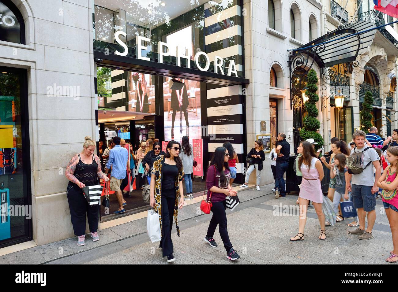 Sephora store at Champs-Elysées in Pari, Stock Video