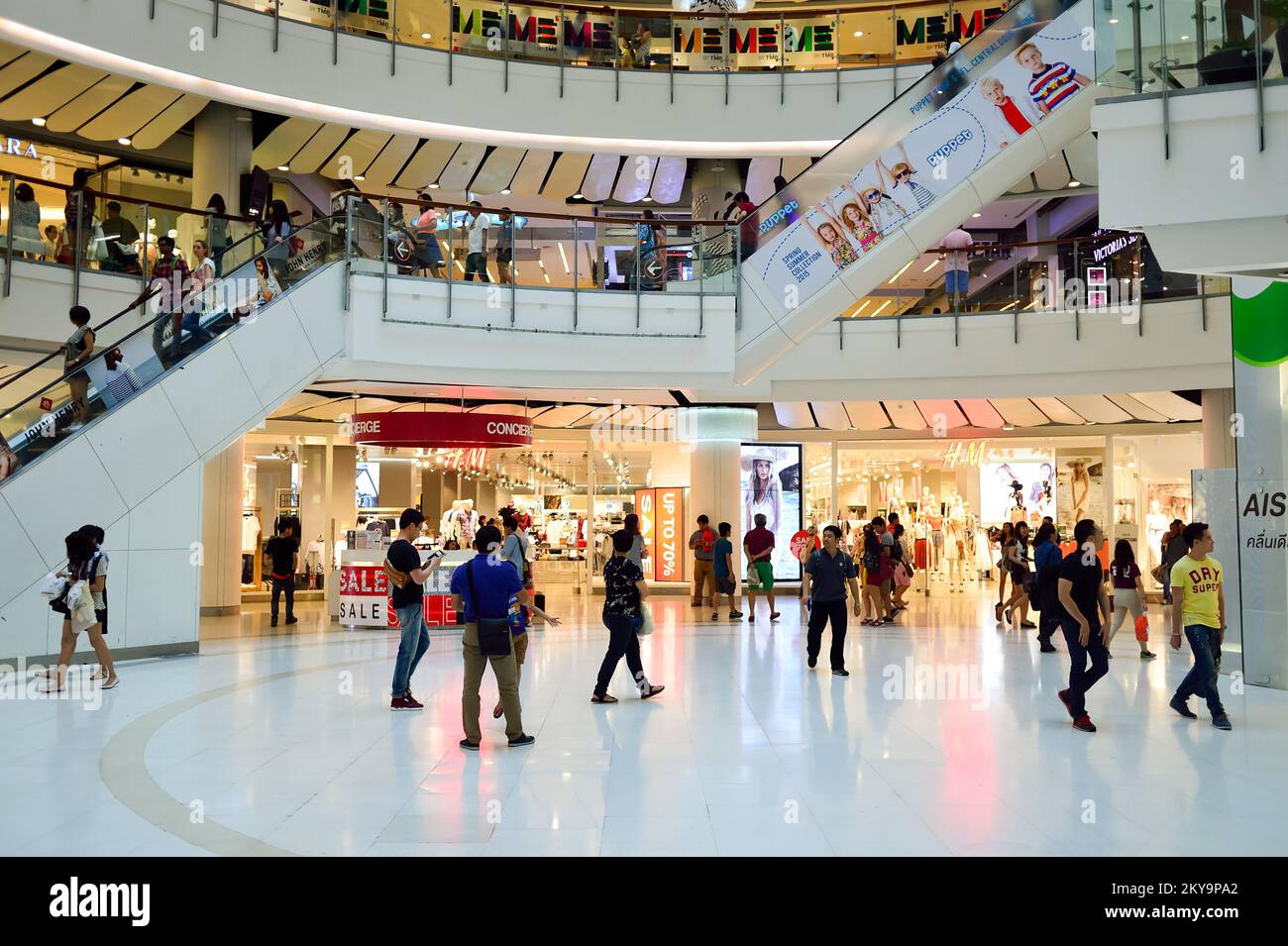 BANGKOK, THAILAND - JUNE 20, 2015: shopping center interior. Shopping ...