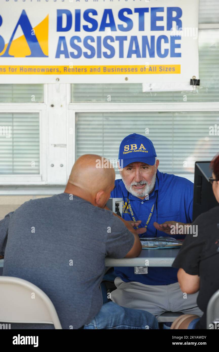 Houston, TX, June 7, 2015   Small Business Administration Customer Service Representative Roberto Zornosa speaks to a local resident at a Mobile Registration Intake Center set u at Spring Woods Middle School. Residents impacted by the recent flooding are encouraged to register for disaster assistance lease call 1-800-621-3362 (FEMA) or TTY: 1-800-462-7585 or online at www.disastperassistance.gov or htt:m.fema.gov with a smart hone. Jocelyn. Houston, TX, June 7, 2015 -- Small Business Adminstration Customer Service Representative Roberto Zornosa speaks to a local resident at a Mobile Registrati Stock Photo